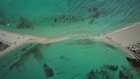 Ein-Sandstreifen,-Der-Das-Türkisfarbene-Wasser-In-Cayo-De-Agua,-Los-Roques,-Teilt,-Luftaufnahme