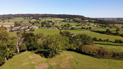 Toma-Aérea-De-Paralaje-De-La-Campiña-Del-Este-De-Devon-En-Un-Hermoso-Día-De-Verano