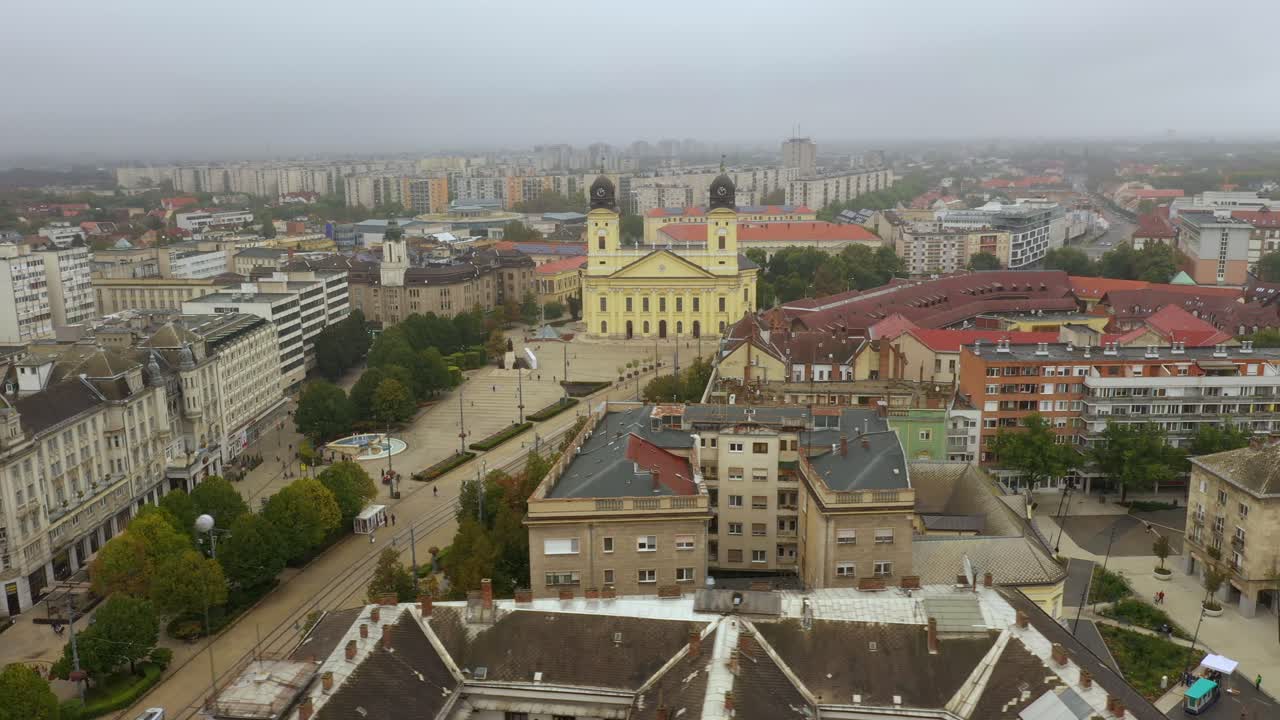 imágenes de drones de la iglesia en la plaza principal de la ciudad de debrecen en clima lluvioso drone de otoño vuela rápido a la derecha