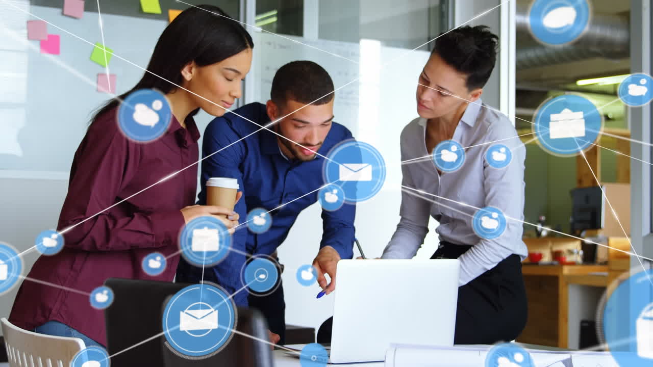 사무실에서 노트북을 사용하는 다양한 사업가들에 대한 아이콘으로 연결된 네트워크의 애니메이션