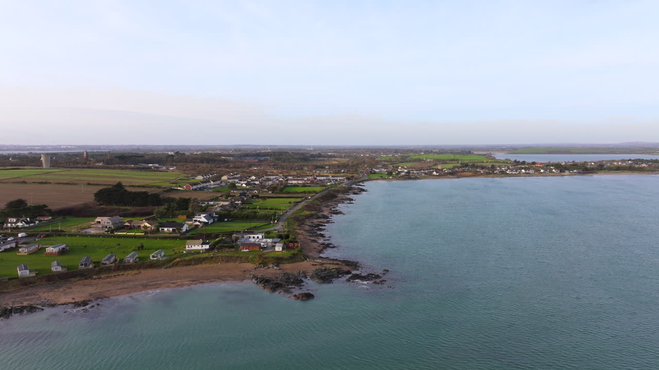 Clip video 4K cinematografico con drone che riprende la costa di Portrane nella Contea di Dublino_25