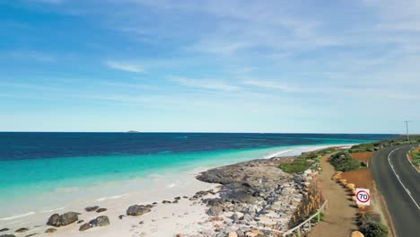 Vista-Aérea-En-Ascenso-Sobre-Las-Playas-Paradisíacas-De-La-Costa-De-Cabo-Leeuwin-Con-Aguas-Cristalinas-Y-Una-Carretera,-Australia