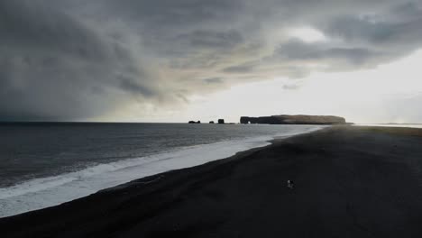 luftaufnahme des schwarzen sandstrandes