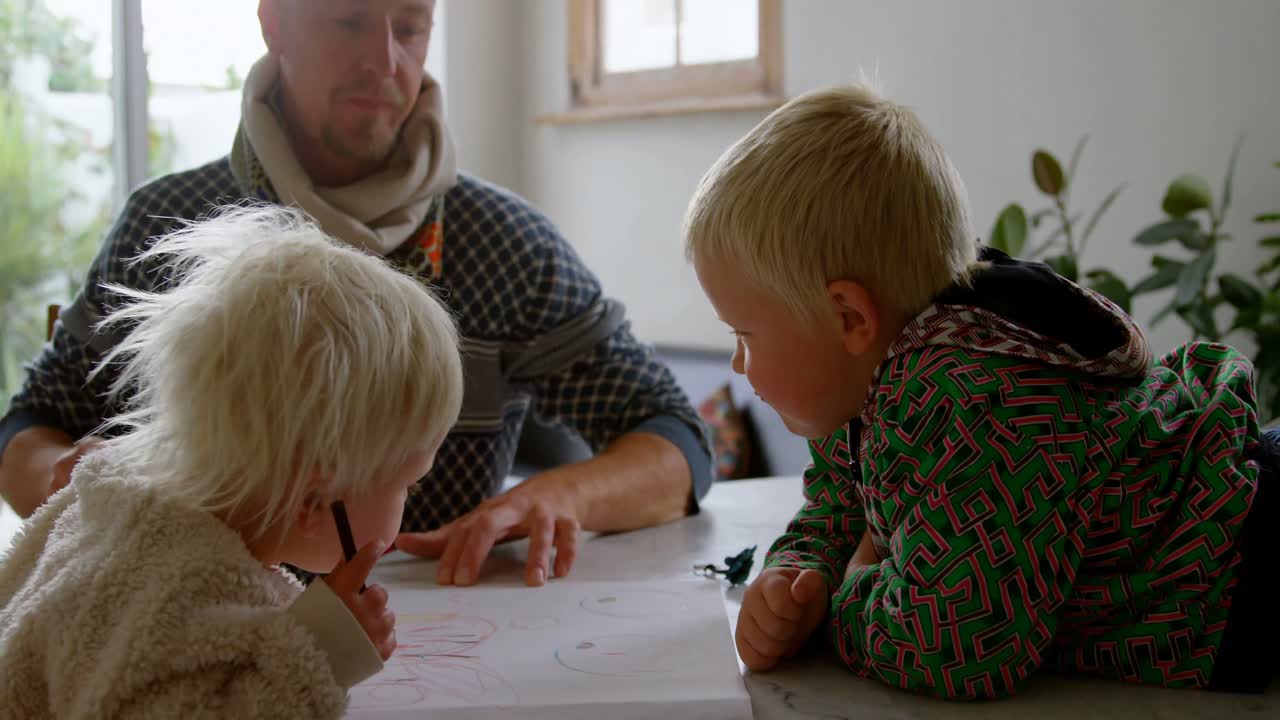 아버지 가 집 에서 그림 을 그리는 자녀 들 을 돕는 것 4k
