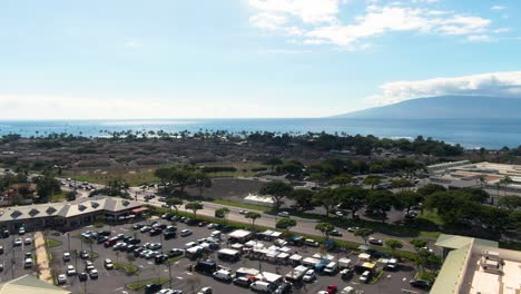 Ocupado-Municipio-De-Lahaina-En-Un-Día-Tropical-Soleado,-Vista-Aérea