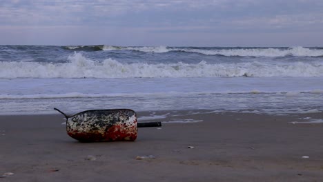 Eine-Bojenmarkierung-Aus-Einem-Kommerziellen-Krabbentopf,-Der-In-Den-äußeren-Ufern-An-Land-Gespült-Wurde