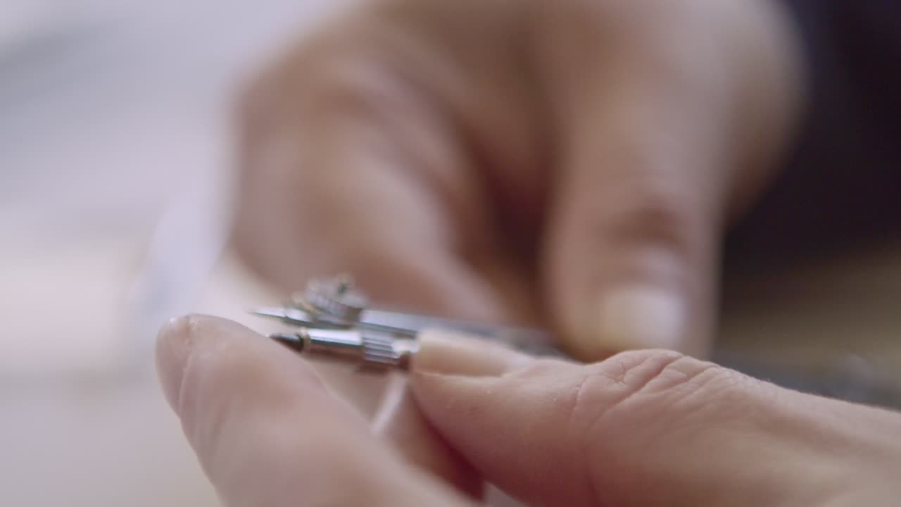 用手指仔細準備精密的指南針, 繪製, 宏觀, 4k