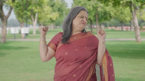 una anciana india perezosa bostezando en el parque