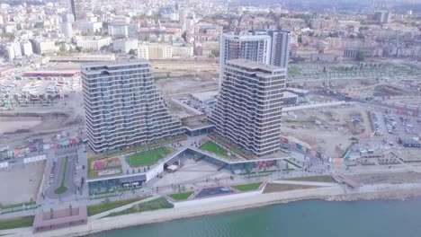 Torres-Frente-Al-Mar-De-Belgrado,-Día-De-Verano-Aéreo-4k