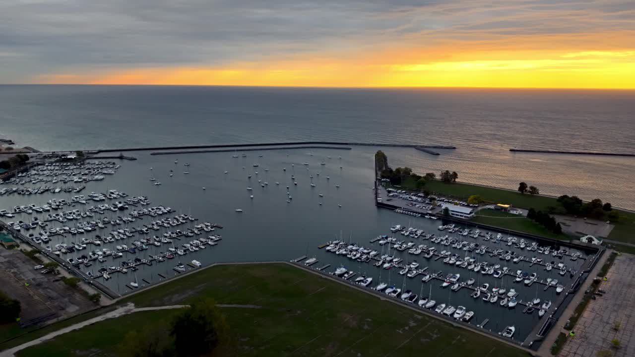 vista aérea del puerto deportivo con barcos en Milwaukee, Wisconsin
