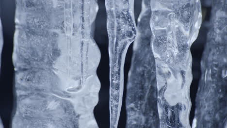 Makroaufnahme-Von-Eiszapfen-In-Einem-Wasserfall