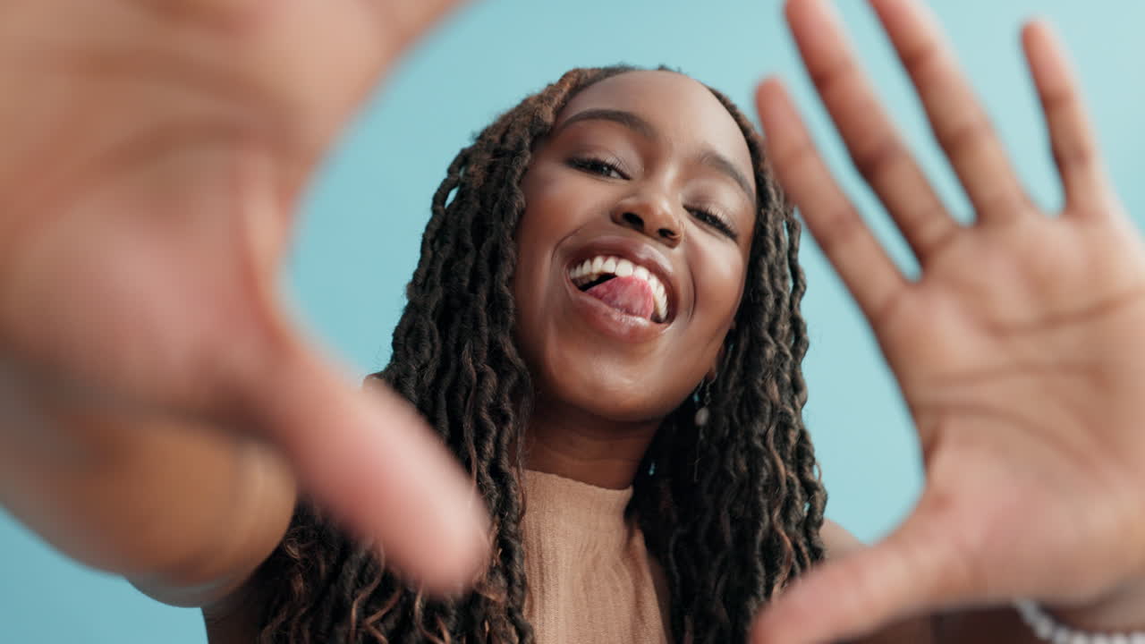 mujer con dreadlocks enmarcando su cara con las manos