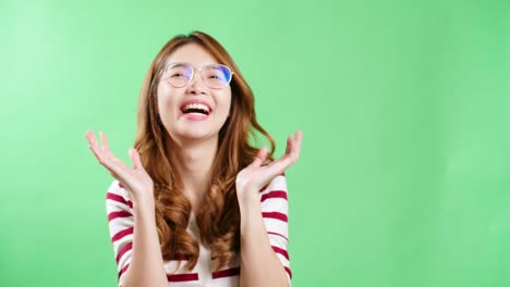 Alegre-Mujer-Asiática-Gesticulando-Con-Las-Manos-Cubriendo-Su-Rostro-Y-Abriendo-Con-Feliz-Cara-Sonriente-Fondo-De-Pantalla-Verde