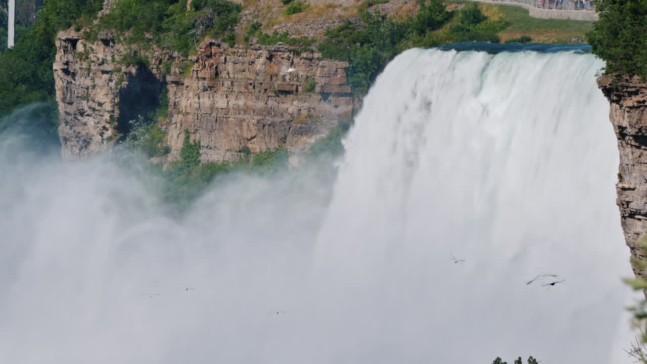 나이아가라 폭포의 브라이덜 베일 폭포 나이아가라 강에서 흘러나오는 거대한 물줄기가