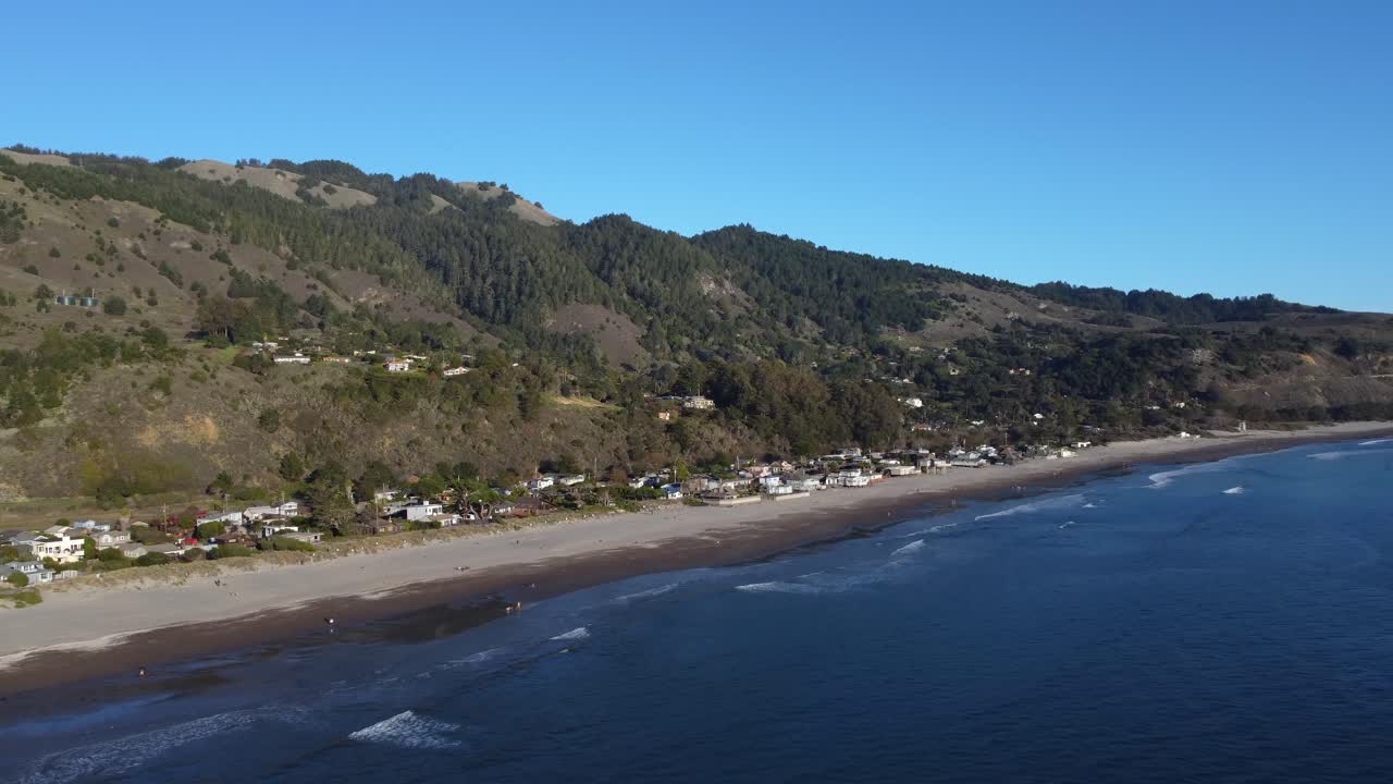 캘리포니아 만 지역에 있는 스틴슨 해변과 타말파이스 산의 공중 촬영