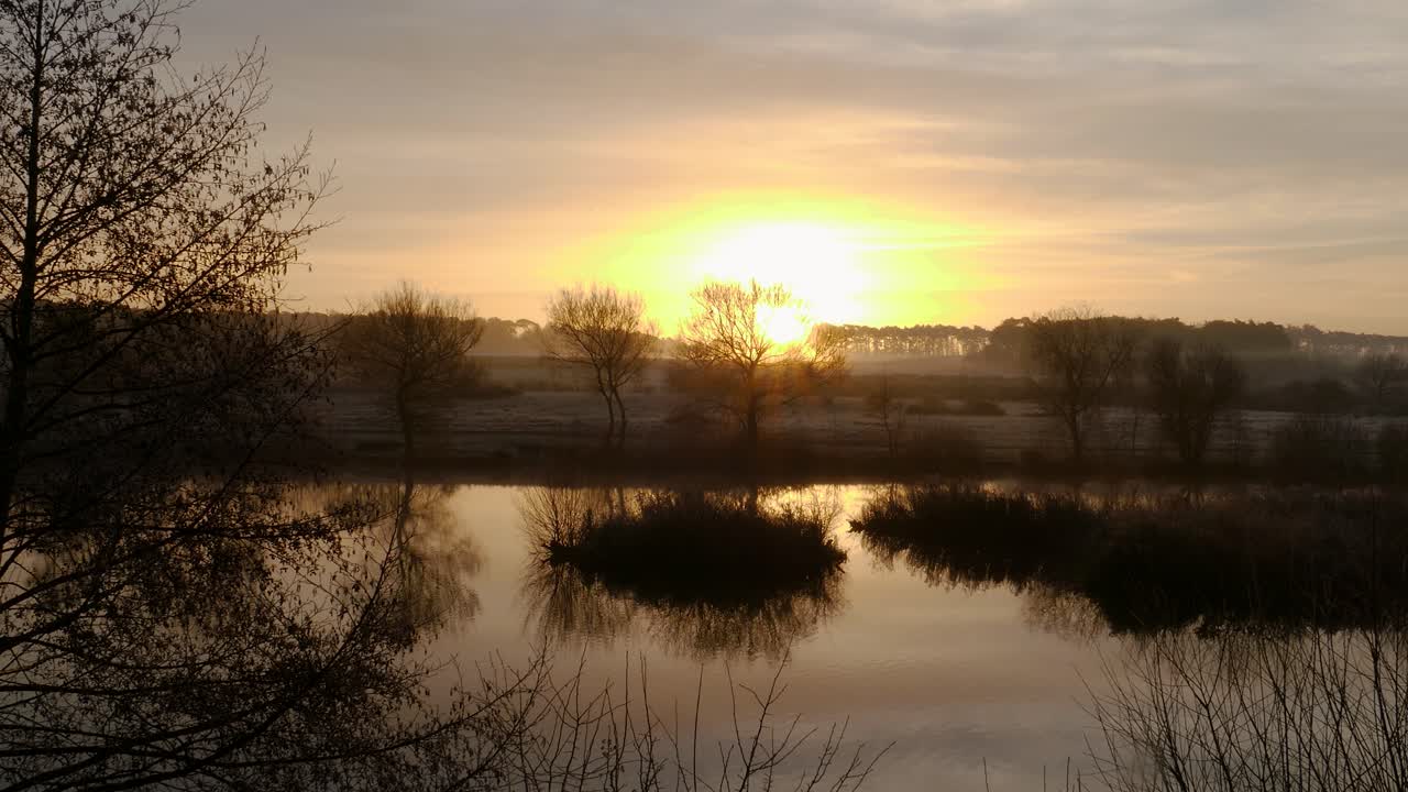 Soluppgång över Nunnery Lakes i Thetford, Norfolk, Storbritannien i timelapse