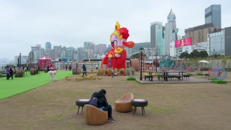 Un-Evento-De-Instalación-Del-Tema-Del-Año-Nuevo-Chino-Al-Aire-Libre-Para-El-Año-Nuevo-Lunar-Chino-Mientras-Los-Rascacielos-Se-Ven-En-El-Fondo-En-Hong-Kong