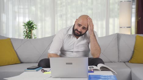 Home-Office-Arbeiter-Mann-Verzweifelt.