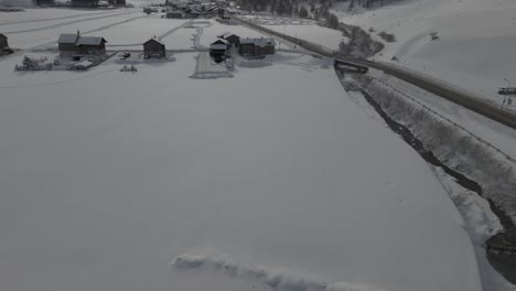 Atemberaubendes-Drohnenvideo-Der-Livigno-Alpen:-Schneegipfel,-Stadt-Und-Bergdorf,-Ideal-Für-Hochwertige-Winter--Und-Tourismuswerbung