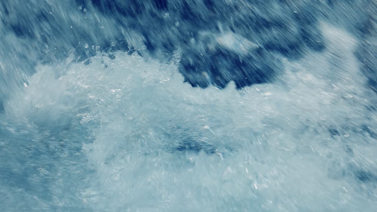 산의 강을 가까이에서 숲에서 느린 동작으로. 아름다운 야생 동식물 풍경.