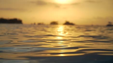 puesta de sol reflejándose en el mar al atardecer