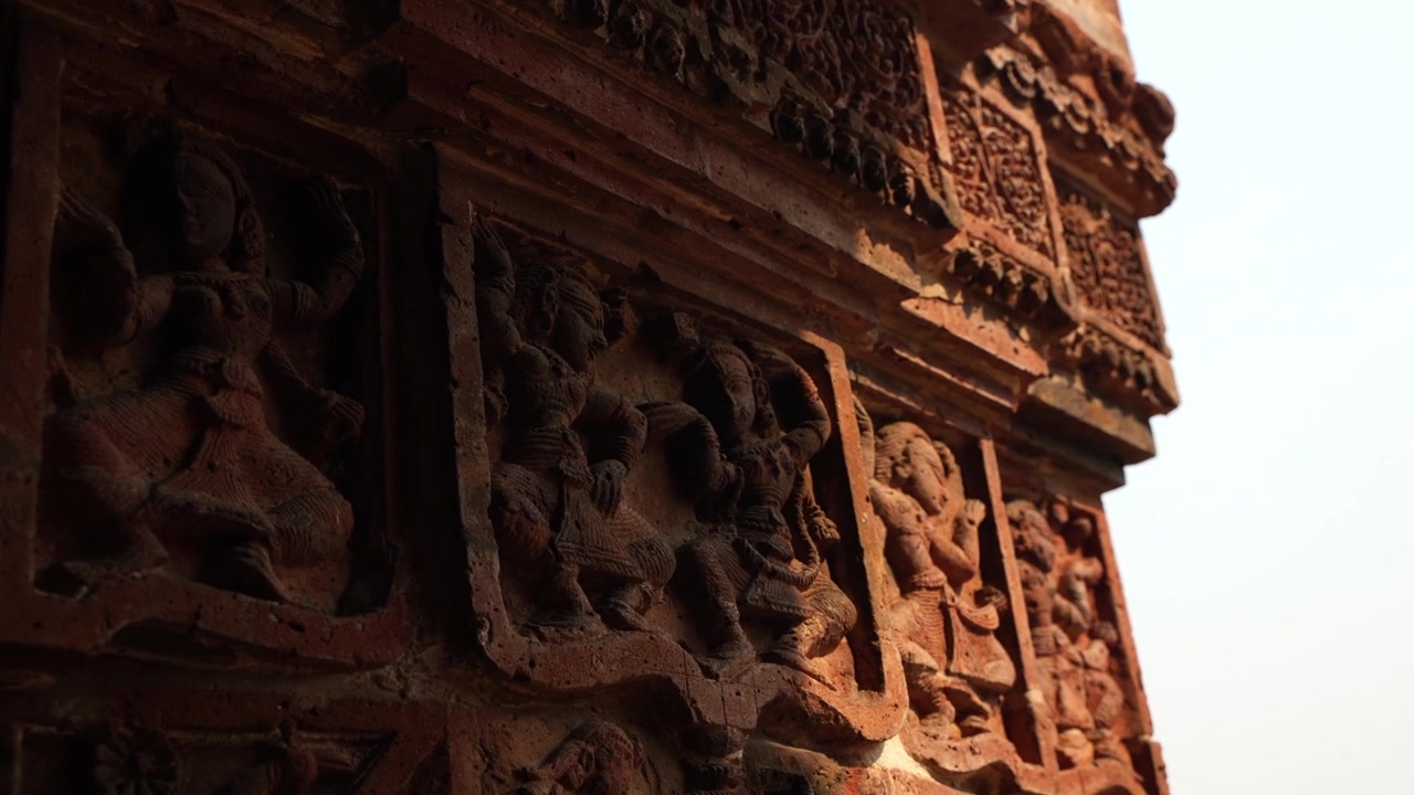 Madanmohan-templet i Bishnupur er et af de arkitektoniske monumenter inden for terrakottakunst. Dyr, fugle, sort safir, 10 avatarer og andre mytologiske historier er afbildet i arkitekturen.