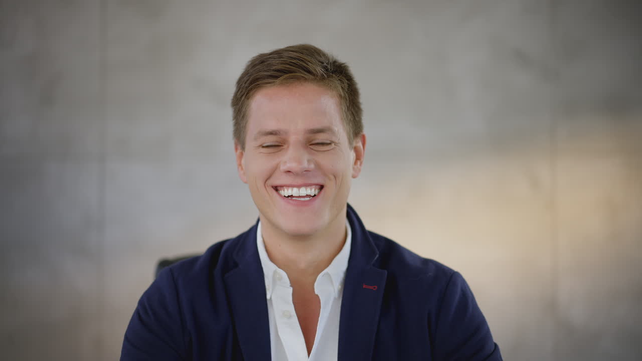 웃는 사업가 초상화