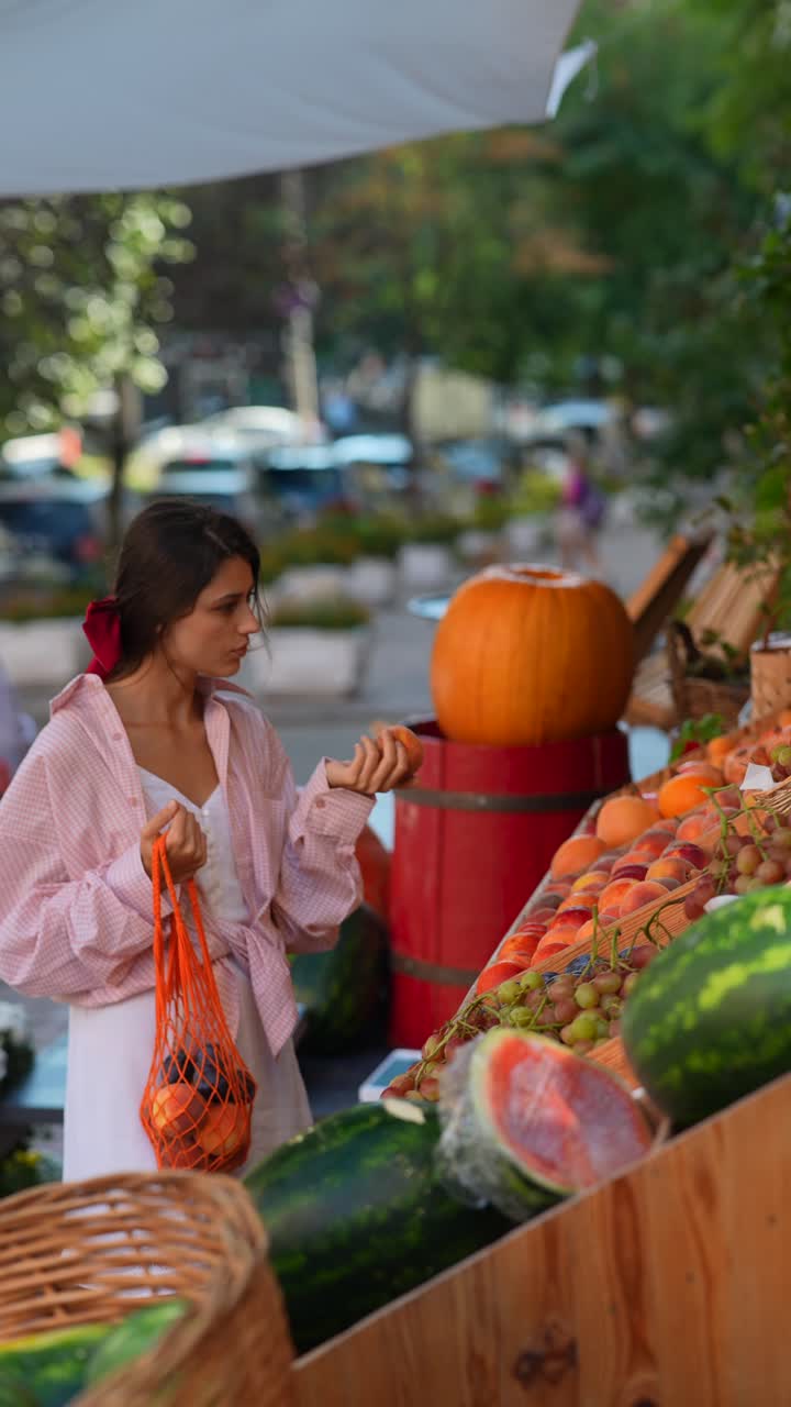 mujer comprando frutas en un mercado al aire libre