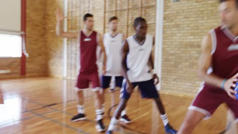 Jugadores-De-Baloncesto-Jugando-En-La-Cancha