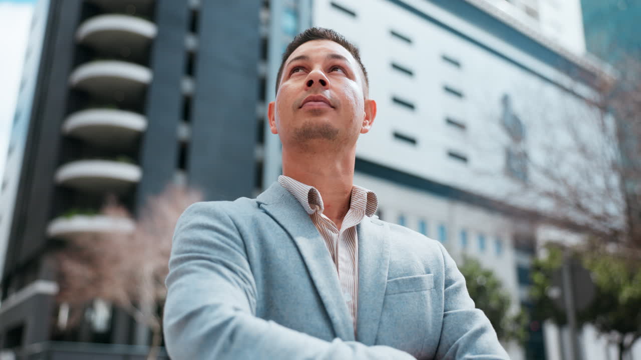 hombre de negocios, pensamiento y calle en la ciudad