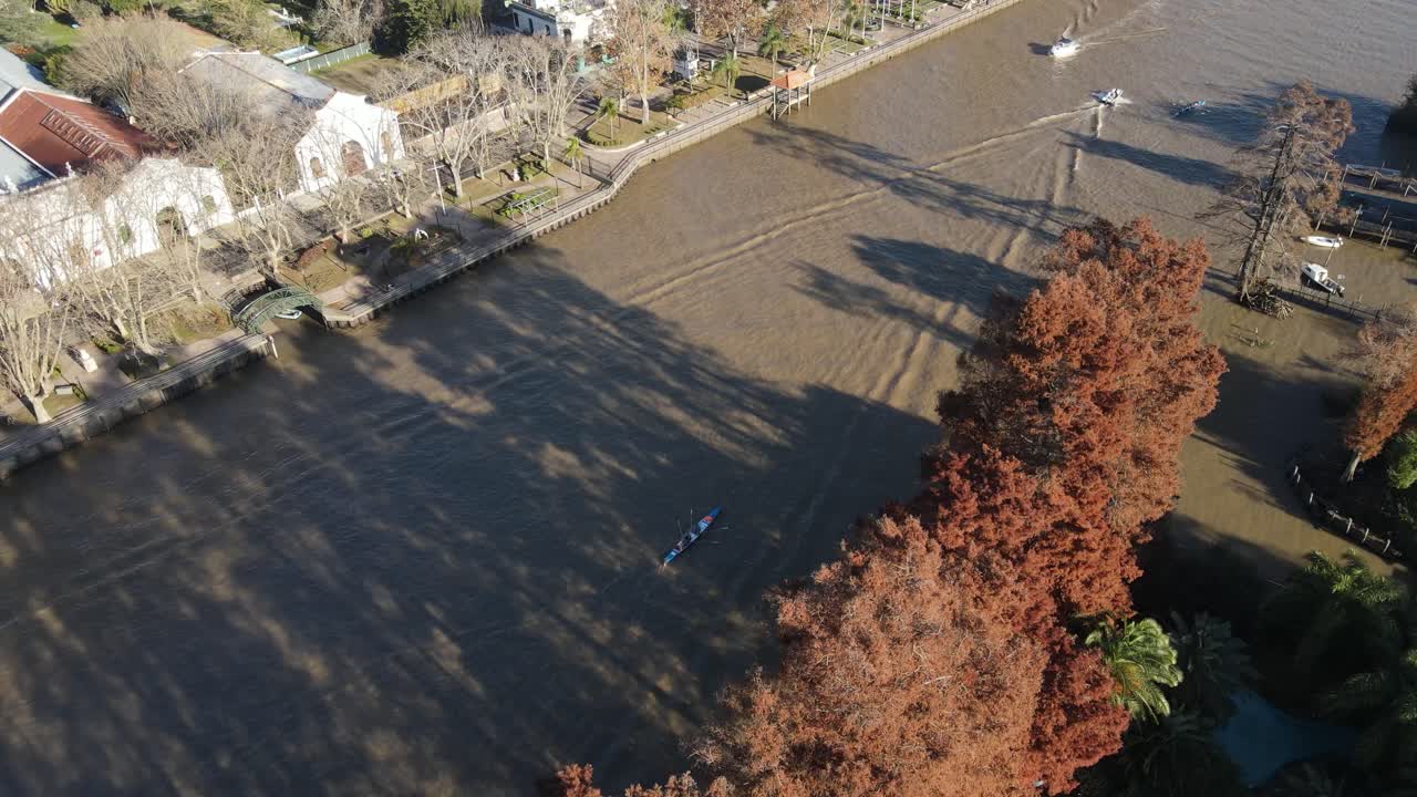 아르헨티나 티그레 마을 근처의 강에서 노를 젓는 범선
