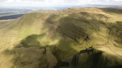 Bewölkte-Schatten,-Die-über-Llyn-Y-Fan-Fach-Brecon-Beacons-Grüner-Berg-Wildnis-Landschaft-Luftwagen-Rechts