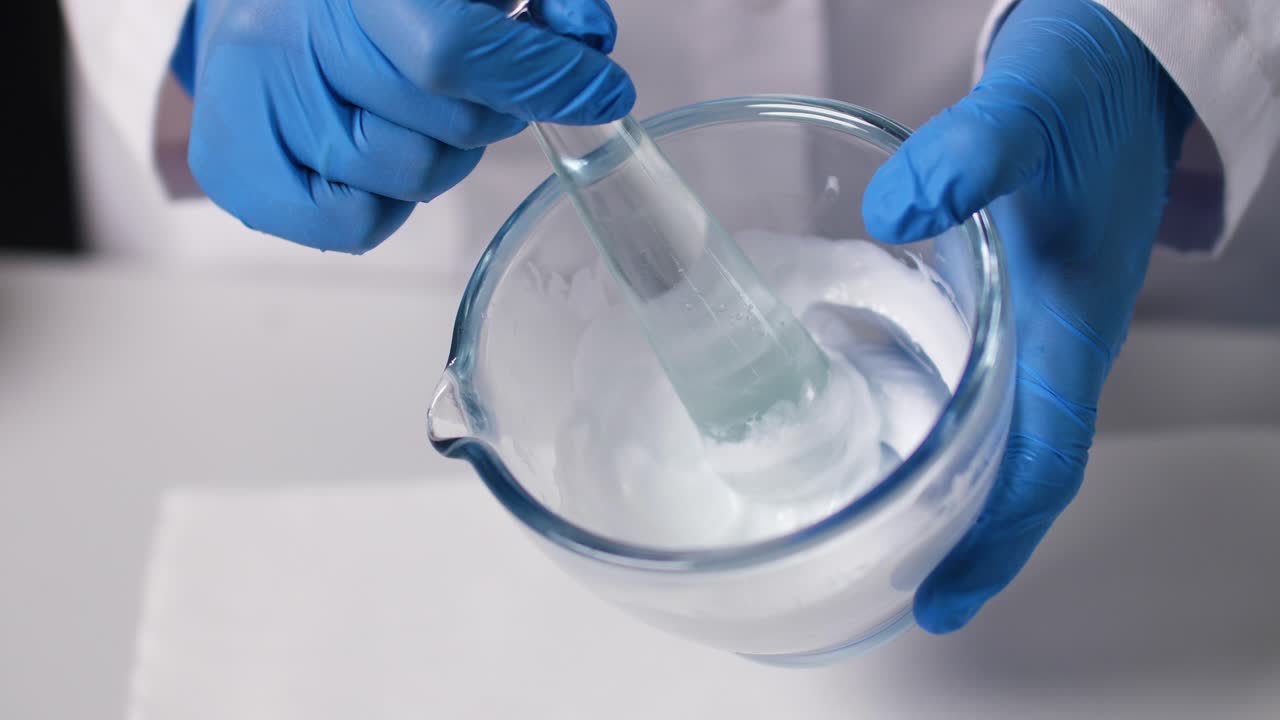 una crema se mezcla en un tazón de vidrio removiéndola