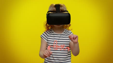 Pequeña-Niña-Adolescente-Que-Usa-El-Casco-De-Auriculares-De-La-Aplicación-Vr-De-Realidad-Virtual-Para-Jugar-Un-Juego-De-Simulación-En-3D