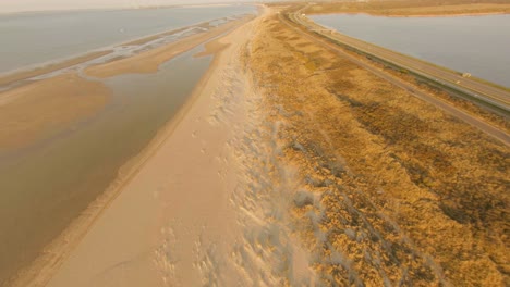 La-Imagen-Más-Rara-De-Un-Mar-Impetuoso-E-Indomable-En-Un-Paisaje-Salvaje-De-Un-Mar-Del-Norte