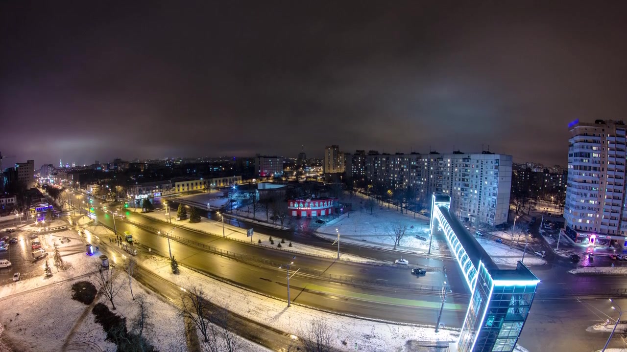 Harkovan kaupunki ylhäältä, yöaikaviivevideo talvella. Ilmakuva kaupungin keskustasta ja asuinalueista. Gagarinin kadun liikenne. Ukraina.