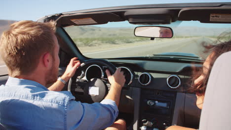 en un viaje por carretera conduciendo en un coche de pareja descapotable filmado en r3d