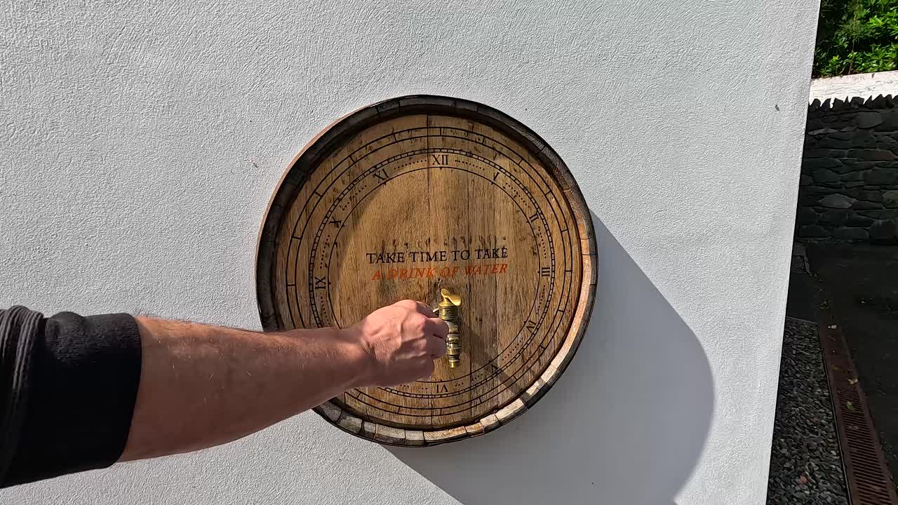 손으로 는 배럴, 액체가 흘러나옵니다.