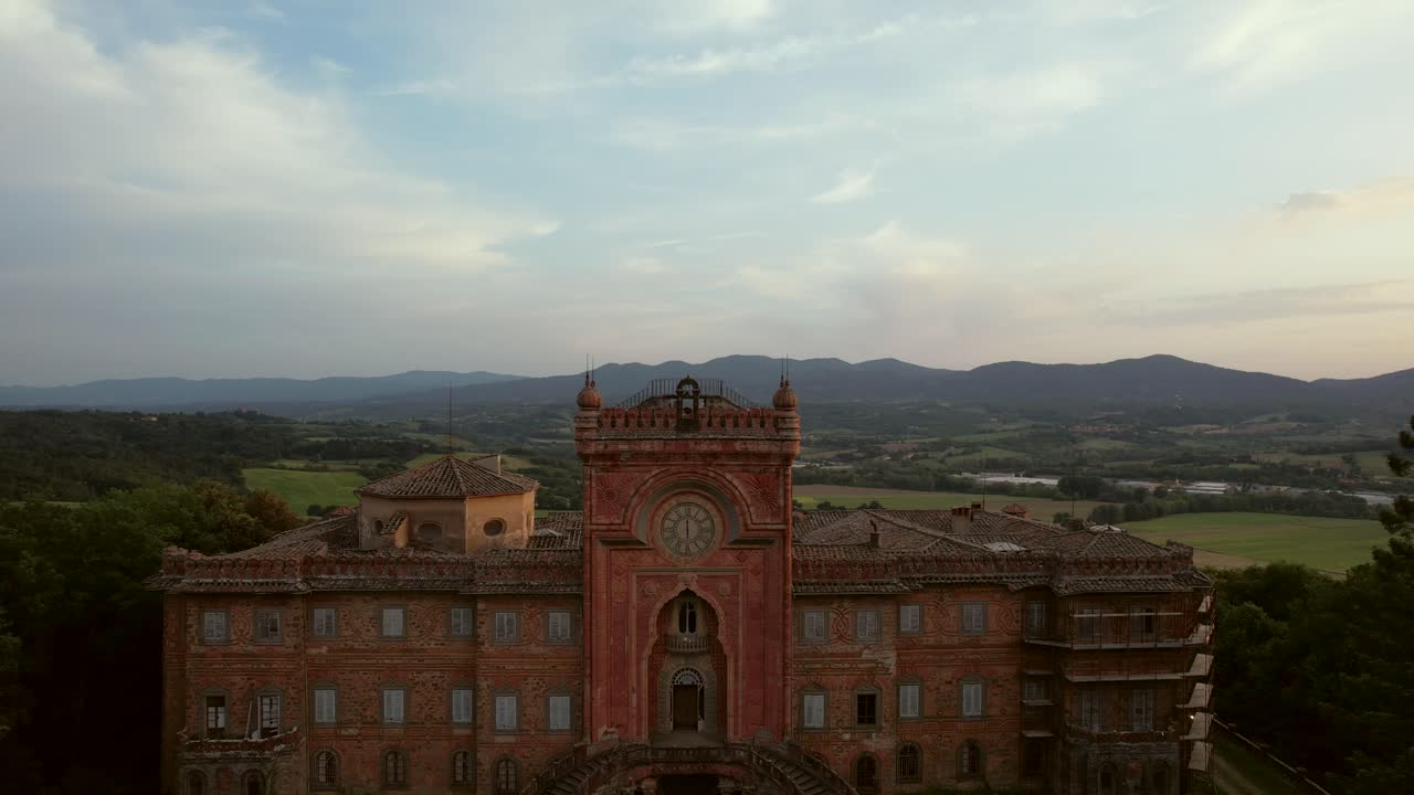 video aéreo del castillo abandonado de sammezzano en leccio, toscana, italia