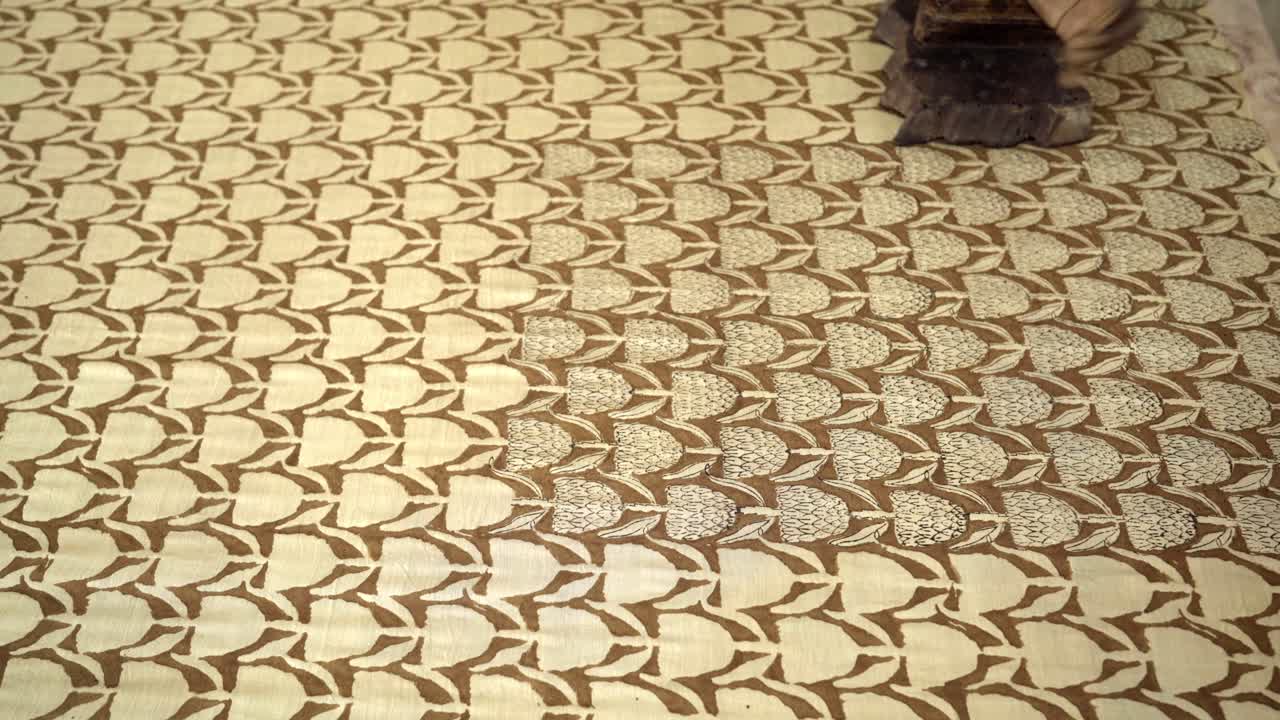 Primo piano di stampa artigianale a blocchi su tessuto di cotone organico