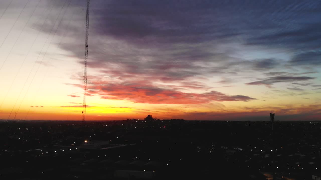 drone subiendo en una puesta de sol con una antena
