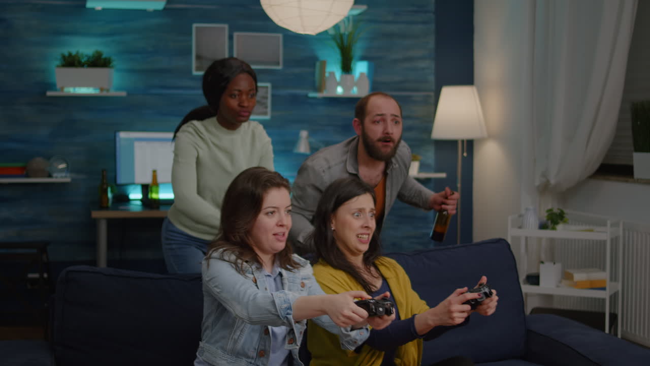 mujer afroamericana jugando videojuegos en línea contra un hombre