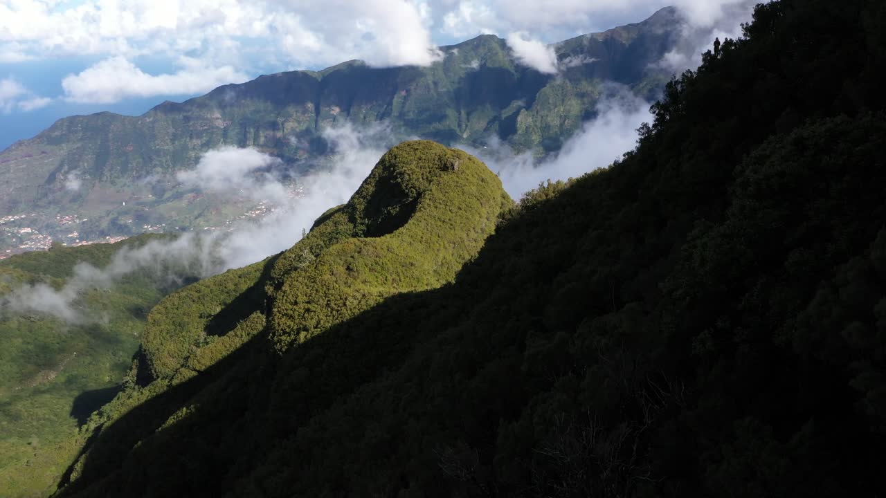 fotografía aérea de tres personas de pie juntas, observando y disfrutando de la vista sobre sao vicente en monte trimo