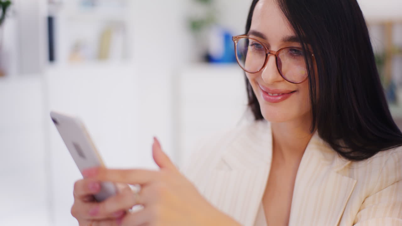 Donna felice che naviga sui social media e su Internet sullo smartphone.