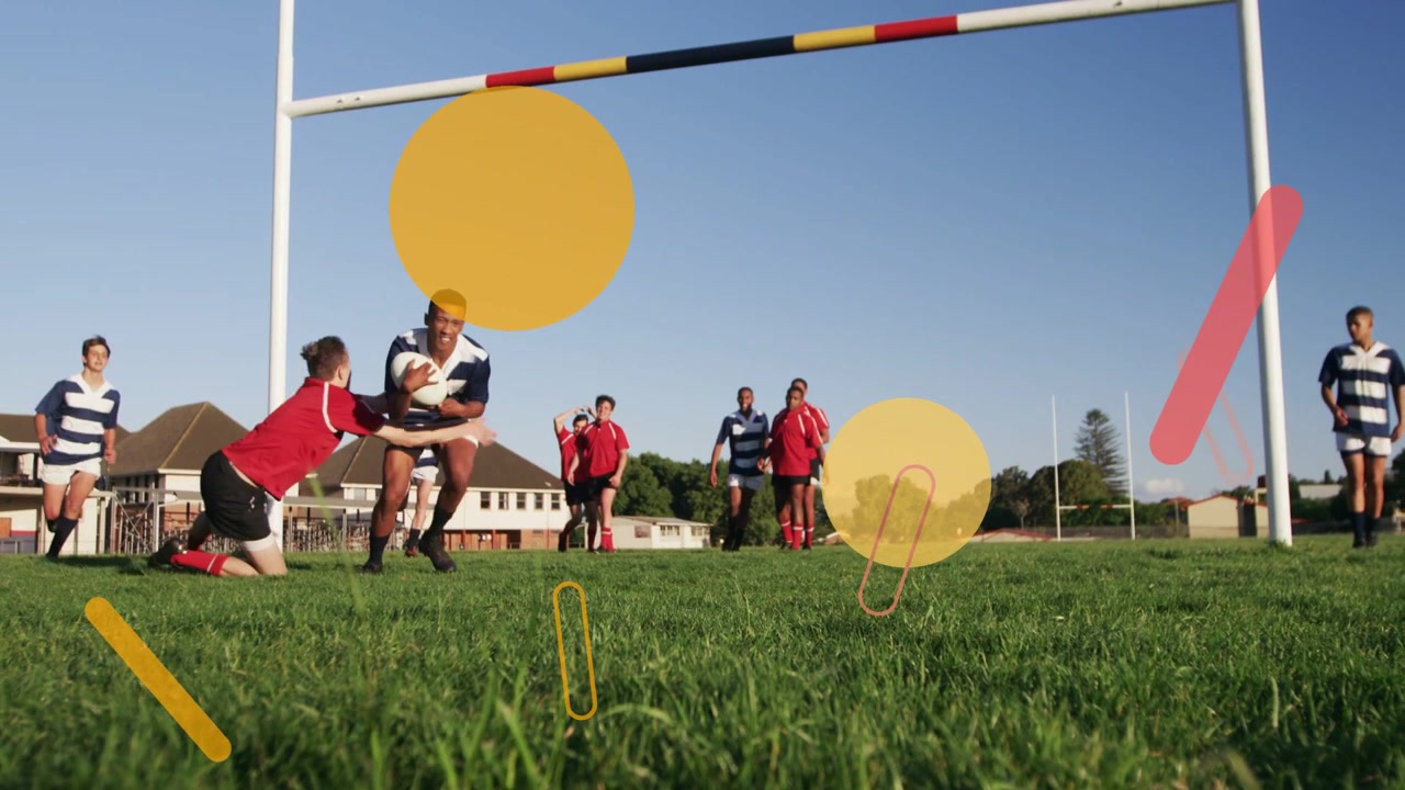 Ballbærer tar imot pasning, slår takling, scorer forsøk under stolpene, sports-overlegg utvides over spillet