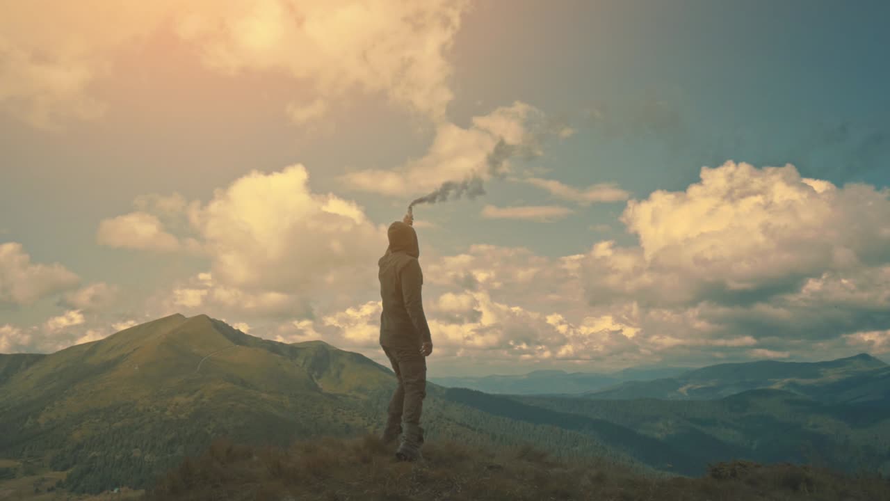 el macho corriendo por la montaña con una bomba de humo. cámara lenta