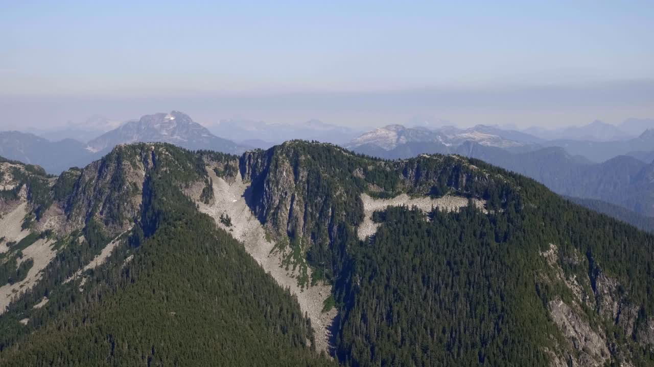 hermoso paisaje montañoso con verdes laderas boscosas antena