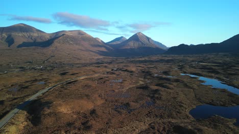 Hochlandstraße-Mit-Minimalem-Verkehr-Und-Roten-Cuillin-Bergen-Im-Morgengrauen-In-Sligachan-Auf-Der-Insel-Skye-In-Schottland