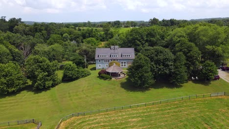 Ausgezeichnete-Luftaufnahme,-Die-Von-Einem-Bauernhaus-In-Leesburg,-Virginia,-Zurückverfolgt-Wird