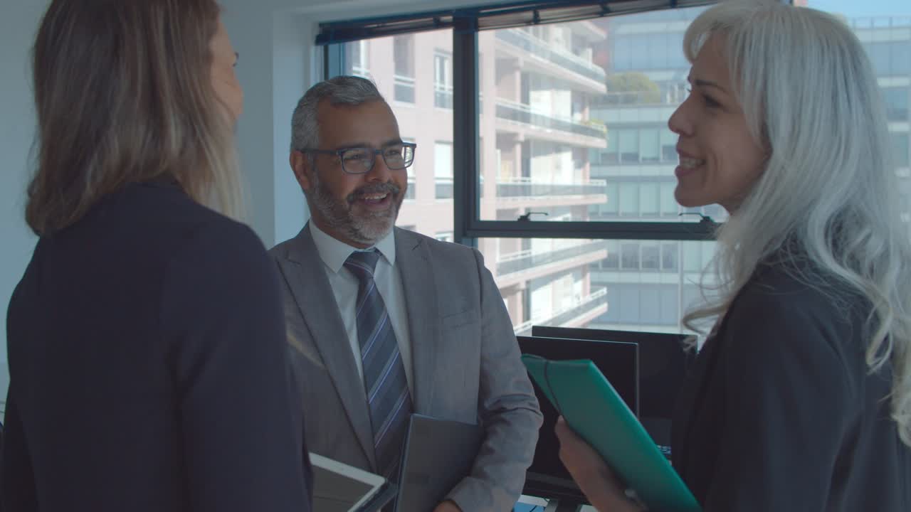 felices socios de negocios discutiendo el trato